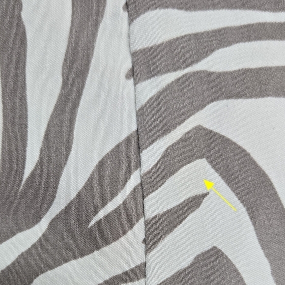 Chico's Cream Tan Zebra Print Pull On Capri Pant Pockets Stretch Vacation Safari - Picture 10 of 10